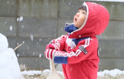 中庭　雪遊び